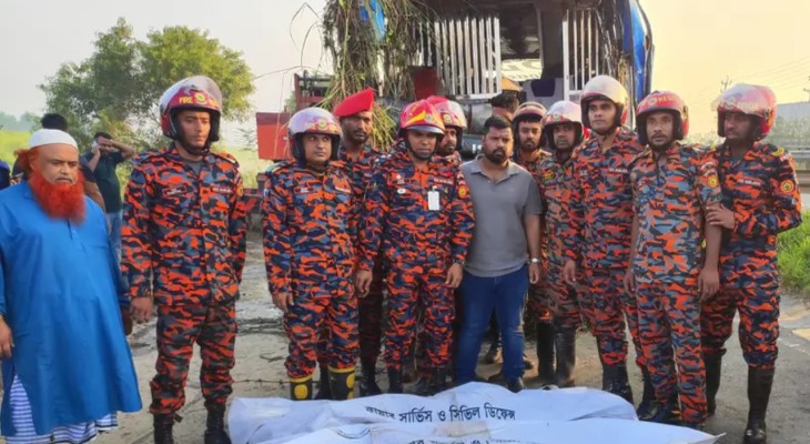 ঢাকা-মাওয়া এক্সপ্রেসওয়েতে যাত্রীবাহী বাস খাদে পড়ে নিহত ৩